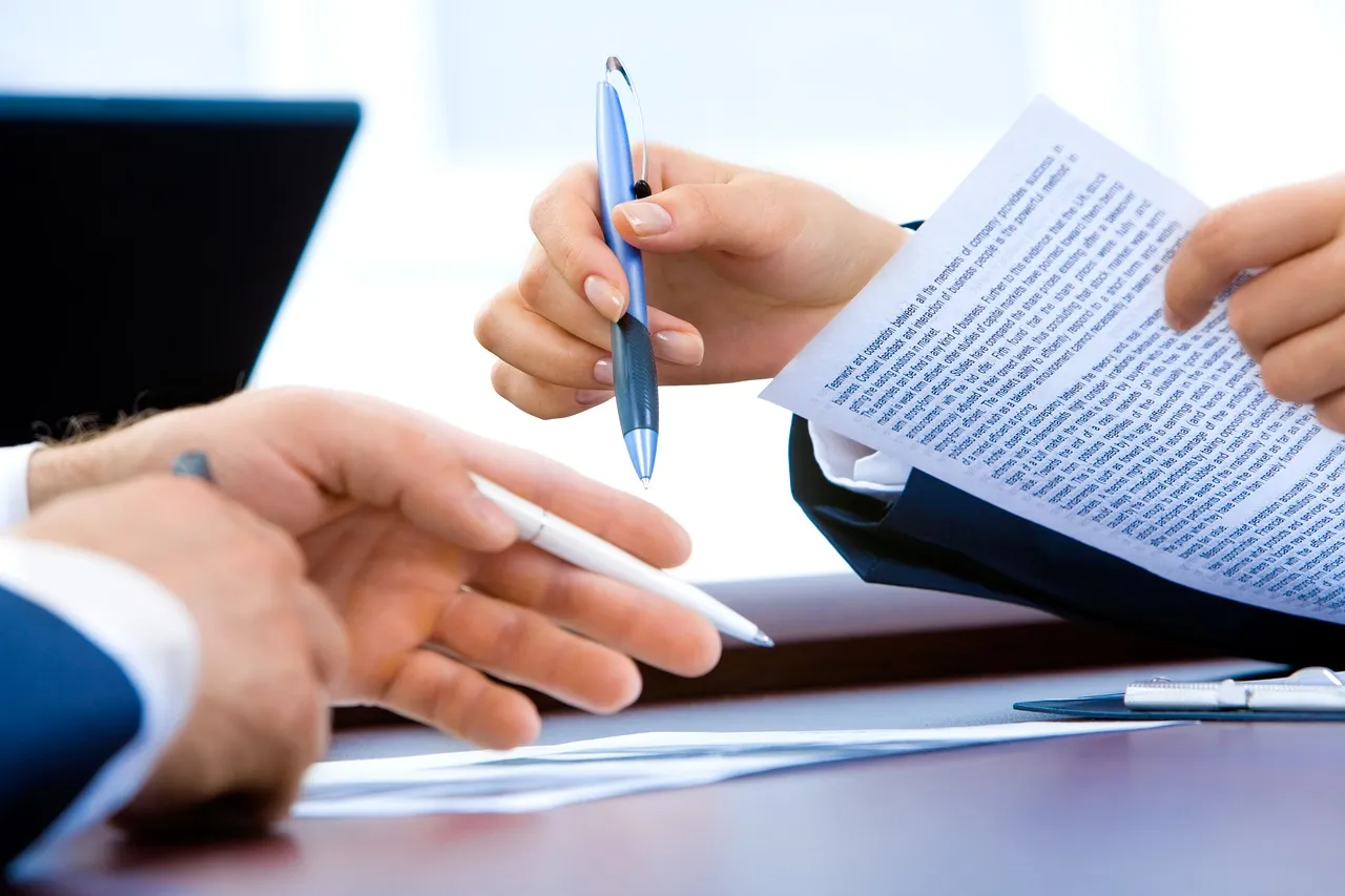 9 contract clauses every freelancer needs (and what each one protects)